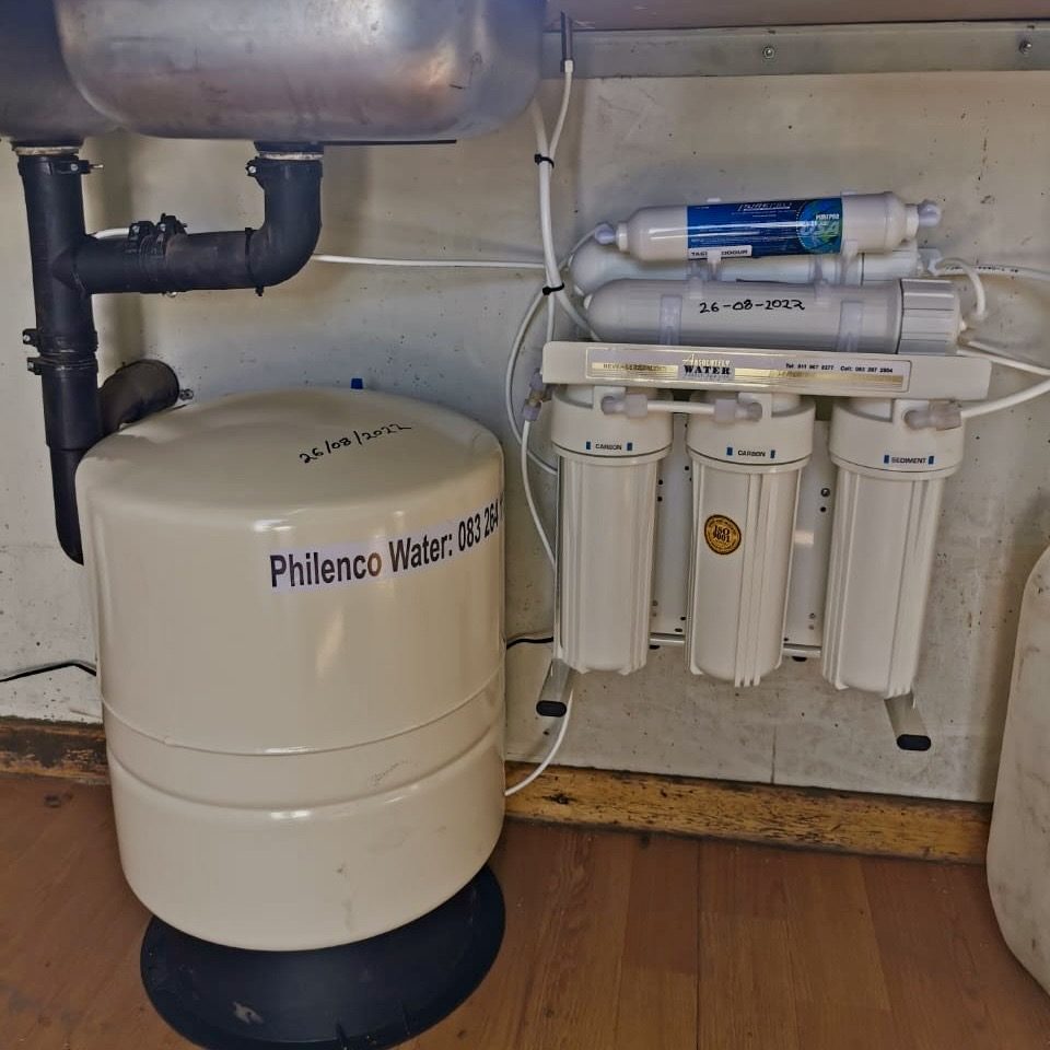Under-sink reverse osmosis system with storage tank